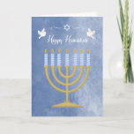 Cartão De Festividades Hanukkah com Menorah e Doves Brancos<br><div class="desc">Esta saudação a um Hanukkah feliz apresenta uma menorah dourada com velas azuis e brancas riscadas com chamas. No topo estão duas pombas brancas e uma estrela branca de David contra um fundo malhado azul. (Alguns elementos ©AMB Illustrações.)</div>