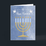 Cartão De Festividades Hanukkah com Menorah e pombos brancos<br><div class="desc">Esta saudação a um Hanukkah feliz apresenta uma menorah dourada com velas azuis e brancas riscadas com chamas. No topo estão duas pombas brancas e uma estrela branca de David contra um fundo malhado azul. (Alguns elementos ©AMB Illustrações.)</div>