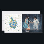 Cartão De Festividades Hanukkah Dreidel Pinroda<br><div class="desc">Feliz Feriado, Cartão com fotos de Hanukkah/Chanukah, "Dreidel PinWheel" Glossy, Cartão com fotos com envelope branco. Personalize substituindo a foto e o texto, "Happy Chanukah! Much Love, The Blumbergs" Personaliza o texto escolhendo o estilo, cor e tamanho de sua fonte favorita. Reajuste, redimensione e remodele para personalizar elementos de design,...</div>
