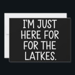 Cartão De Festividades Hanukkah Estou Aqui Apenas Pelos Latkes Judaico<br><div class="desc">Hanukkah Estou Aqui Apenas Pelos Latkes Feriado Judaico</div>