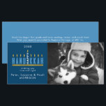 Cartão De Festividades Hanukkah | Feliz Hanukkah Menorah 1 Foto<br><div class="desc">Mande saudações a Chanucá para a família e amigos com este design moderno personalizável. O trabalho de arte apresenta as palavras "Feliz Chanucá" desenhadas para se assemelhar a uma menorah com velas brilhando intensamente - cada letra representa uma das velas e a palavra "Feliz" se torna a vela central. Personalize-o...</div>