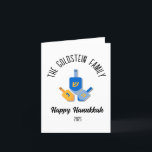 Cartão De Festividades Hanukkah Judaico Chanuka Nome da Família Personali<br><div class="desc">Adicione um toque festivo às suas celebrações de Hanukkah com nossos acessórios de nome personalizado! Com belos itens relacionados ao Hanukkah, como Menorah, Dreidel e Sufganiyot, isso é perfeito para abençoar seus amigos para o Chanuka! O destaque? Um recurso de nome de família personalizado! Adicione o nome da sua família...</div>