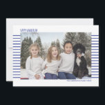 Cartão De Festividades Hanukkah Listrado Simples e Moderno em Azul e Bran<br><div class="desc">Cartões de foto elegantes e fofos são perfeitos para todos os seus amigos e familiares nesta temporada de festas. Personalize o texto "feliz hanukkah" com seu próprio cumprimento, altere o nome da família e o ano, e troque a imagem por uma foto de seus filhos, animal de estimação ou toda...</div>