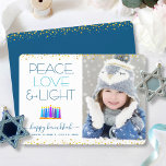 Cartão De Festividades Hanukkah Menorah Modern Peace Love Foto leve<br><div class="desc">"Paz, amor e luz." Uma ilustração lúdica, moderna e artística das velas de padrão de feto em uma menorah ajuda você a lançar no feriado de Chanucá, junto com a foto personalizada de sua escolha. Velas azuis cortadas com padrões de folha de alumínio coloridas recobrem um fundo branco. Os pontos...</div>