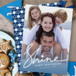 Cartão De Festividades Hanukkah Shine Brilhante Estrela Brilhante De Davi<br><div class="desc">Um cartão de feriado moderno minimalista que inclui uma foto de sangria de cheio com uma camada de fotos transparente parcial com gradiente de tonalidade azul. Uma grande saudação festiva "Shine" em um guião branco brilhante de escrita manual, com um ponto 'estrela de david' e texto clássico de serifas, nas...</div>