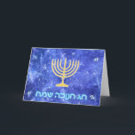 Cartão De Festividades Hanukkah Snowstorm Menorah<br><div class="desc">Uma menorah Hanukkah de ouro brilhante e "Chag Chanukkah Sameach" (Feliz Hanukkah) em texto azul e branco brilhante sobrepôs-se a uma imagem fractal azul e branca que lembra os flocos de neve em uma tempestade.</div>