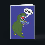 Cartão De Festividades Hanukkah Tyrannosaurus Rex Dinossaur Personalizado<br><div class="desc">Um Tiranossauro Verde Rex Dinossauro segura uma menorah e diz "Ré!" contra um fundo azul. O texto da dentro diz,  "Raio" é dinossauro para o Feliz Chanucá! Todo o texto na frente e no dentro da placa é personalizável e pode ser personalizado para ajustado das suas necessidades!</div>