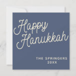 Cartão De Festividades Happy Hanukkah | Tipografia retrô simples em azul<br><div class="desc">Saudações simples e felizes do Chanucá escritas num estilo divertido de escrita retrorreflectora em um fundo azul escuro,  personalizado com o seu nome.</div>