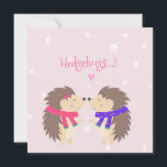 Cartão De Festividades Hedgehugs! Feliz Natal de Hedgehog<br><div class="desc">NewParkLane - Cartão Bonito, com dois pequenos ouriços bonitinhos apaixonados contra um fundo cor-de-rosa, nevado, e uma citação engraçada: 'Hedgehugs!' Todos os estilos, cores e tamanhos de texto podem ser modificados para ajustado das suas necessidades. Doce design de Natal ou Dia de os namorados! Verifique se há itens correspondentes nesta...</div>