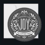 CARTÃO DE FESTIVIDADES HOLIDAY JOY CHALKBOARD ROUND PHOTO GREETING<br><div class="desc">DESEJANDO-LHE ALEGRIA: Enfeites de natal elegante e alegre e elegante, estilo chalkboard redondo, com faixa retrorreflectora, tipografia vintage em preto e branco, e espirais de rico. Personalize este cartão decorativo de fotografia com o seu nome familiar. Adicione a sua imagem de família de feriados favorita e personalize o texto. Maneira...</div>