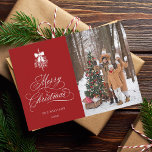 Cartão De Festividades Holly Berry Buquê Foto de Natal Red Flat<br><div class="desc">Esta carta chata de Natal apresenta uma elegante e romântica inscrição caligráfica irônica com um buquê de fruta de inverno e um padrão de árvore de Natal no verso. Para uma personalização mais avançada deste design,  clique no BOTÃO FERRAMENTA DESIGN AZUL acima!</div>
