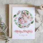 Cartão De Festividades Holly Greenery Wreath Circle Foto Feliz Natal<br><div class="desc">Feliz Natal! Mande seus desejos de Natal e saudações para a família e amigos com este cartão de Natal personalizável. Apresenta uma camada aquosa de colas e verde com caligrafia moderna. Personalize este cartão fotográfico de Natal adicionando os seus detalhes. Este cartão natalino de aquarela está disponível em vários estoques...</div>
