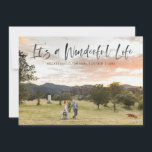 Cartão De Festividades Horizontal É uma Foto Maravilhosa de Cheio de Vida<br><div class="desc">Este Cartões de foto de Natal encantador de sangramento de uma foto apresenta uma inscrição casual na primeira leitura "É uma vida maravilhosa" e texto editável para sua mensagem de feriado e nome da família. As costas apresentam estrelas quentes de inverno. Versões horizontais e verticais disponíveis para esta placa, bem...</div>