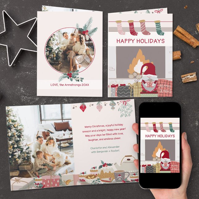 Cartão De Festividades Ilustração de Foto de Lareira com Gnomo Aconchegan (Cozy Christmas Home Photo Script Holiday Card ©Susanne Sachers - Sunny Mind Design 🌞)