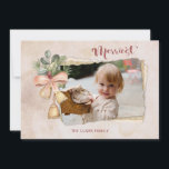 Cartão De Festividades Imagem de Imagens e Flores/Papel Antiquado Torno d<br><div class="desc">Design de Natal único inspirado na vintage,  com imagens de texto da caligrafia "Merriest",  com imagens de inércia de flores,  arcos e sinos de inverno,  com recorte fotográfico em camadas de papel antigo com bordas rasgadas sobre fundo branco cor-de-água rosa.</div>