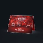 Cartão De Festividades Incorporado vermelho da elegância da faísca de<br><div class="desc">Efeito bonito da faísca com este fundo do bokeh em tons do vermelho rico e em enfeites de natal elegantes em cartões de natal incorporados. A tipografia acima tem o texto ornamentado dos cumprimentos da estação. Personalize o nome da empresa na parte dianteira do cartão. Design de harmonização no cartão...</div>
