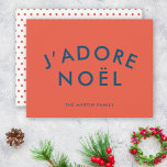 Cartão De Festividades J'adore Noel | Vermelho e Marinho de Natal com Amo<br><div class="desc">Simples, na moda J'adore Noel" cita um cartão de feriado artístico plano com tipografia moderna e minimalista em azul marinho sobre um fundo vermelho coral num estilo festivo moderno. O reverso apresenta um padrão divertido de bolinhas vermelha. A citação traduz-se em "Eu amo o natal" em francês. A saudação, o...</div>