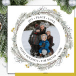 Cartão De Festividades JOY PEACE AMVE Dourado Berry Pine Bough Circle<br><div class="desc">JOY PEACE AMA Red Dourado Berry Pine Bough Circle Cartão de Feriado do Círculo de Terra. Mande cumprimentos e desejos calorosos de férias para seus entes queridos com este cartão com fotos elegante, chique e moderno de férias! Uma bonito faixa de cor d'água pínus se liga com bagas douradas. O...</div>