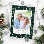 Cartão De Festividades Joy Peace Love Watercolor Winter Greenery Foto<br><div class="desc">Natal moderno e simples | cartão com fotos de férias sobre um fundo verde e verde de inverno. Para personalização mais avançada deste design,  clique no BOTÃO FERRAMENTA DESIGN AZUL para alterar a fonte,  o tamanho e a cor.</div>