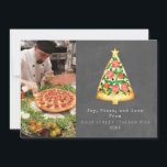 Cartão De Festividades Joy Pizza Adorava Foto de Quadro de Chalkboard Ita<br><div class="desc">Ilustração da fatia de pizza em forma de árvore de Natal tocada com estrelas. O fundo é inspirado no quadro. Personalize o nome,  o ano e a foto.</div>