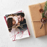 Cartão De Festividades Joy Script | Natal Vertical Elegante<br><div class="desc">Nosso cartão com fotos de feriado simples e elegante apresenta sua foto vertical ou orientada para retrato favorita de cheio sangrando, esmaecendo para branco no fundo. "Joy" aparece como uma sobreposição de texto clássica do script vermelho de amora de anberry junto com seus nomes ou nome da família e o...</div>