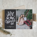 Cartão De Festividades Joy To The World Lettering Chalkboard Photo<br><div class="desc">Alegria ao mundo,  o Senhor vem! Cartões de foto de Natal religioso personalizável,  com letras de mão,  faíscas e folhagem,  com fundo de quadro fino. Personalize adicionando nomes,  fotos,  endereços e mensagens. Mande cumprimentos e desejos de Natal para a família e amigos com este cartão chalkboard de Natal rústico.</div>
