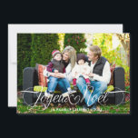 Cartão De Festividades Joyeux Noël Cartes de Voeux Fotografia Polícia de<br><div class="desc">Simplementa élégant photocartes de Noël por presente "Joyeux Noël" dans un moderne belle script avec défilement détails blanc. Vert bandes diagnosonales ajouter de l'intérêt à l'arrière de la carte.</div>