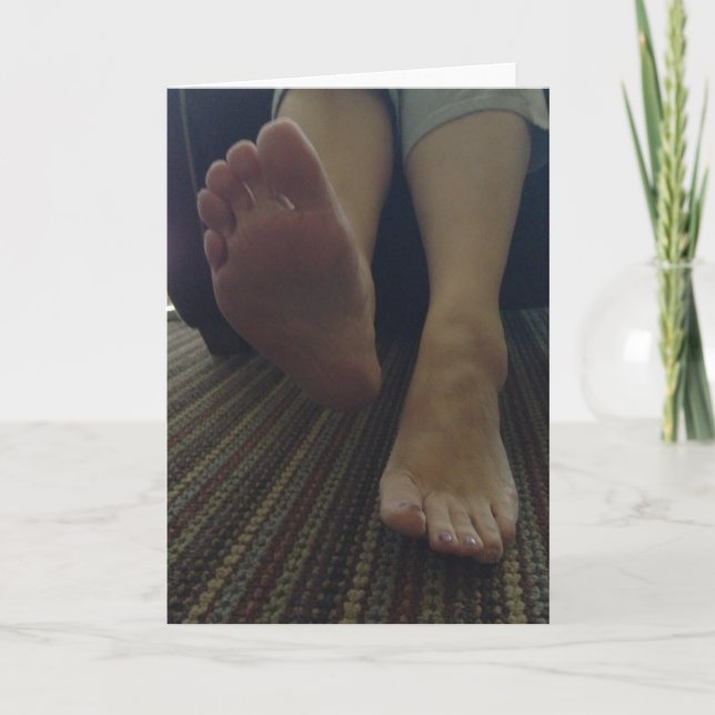 CARTÃO DE FESTIVIDADES LAMBA MEUS PÉS, NAMORADOS! (Frente)