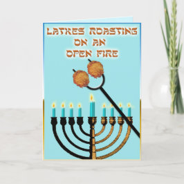 Cartão De Festividades Latkes se gabando em um fogo aberto...