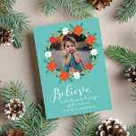 Cartão De Festividades Linda coroa de Natal Acredite na Foto Mágica<br><div class="desc">Espalhe um pouco de alegria de Natal com este cartão de Natal com a sua fotografia enquadrada por uma bela poinsettia e coroa de ferro contra um fundo leve. Abaixo de uma bela letra de roteiro lê-se "Acredite na beleza e na magia da estação". A parte traseira apresenta a mensagem/saudação...</div>