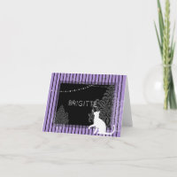 Listras roxas e pretas e gatos brancos