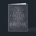 Cartão De Festividades Loja de Giz 12 Dias de Natal Caligrafia a Giz<br><div class="desc">Cartão de saudação com visual de quadro-negro elegante e divertido. Esta arte é uma caligrafia personalizada feita à mão. Fará as pessoas desatarem a cantar...  "Cinco Anéis de Ouro... ". Coloque-o dentro de uma pequena moldura de madeira e parecerá um verdadeiro quadro de ardósia pequeno - perfeito para decorar.</div>