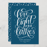 Cartão De Festividades Love Light e Latkes Hanukkah<br><div class="desc">Este cartão festivo de feriado mostra a frase "luz do amor e latas" escrita à mão. A parte traseira da placa tem um padrão de coordenação,  mas também pode ser usada para adicionar uma foto ou mensagem pessoal.</div>
