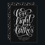 Cartão De Festividades Luz de amor e latas em Hanukkah preto<br><div class="desc">Este cartão festivo chanucá apresenta um esquema de cores preto e branco junto com a frase escrita à mão "luz e latas de amor" no roteiro. A parte traseira da placa tem um padrão de coordenação,  mas também pode ser usada para adicionar uma foto ou mensagem pessoal.</div>