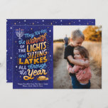 Cartão De Festividades Luz e trava uma foto de Hanukkah<br><div class="desc">Este cartão com fotos,  apresenta,  um brilhante e colorido sentimento de Chanucá,  com letras à mão,  com trincas e luzes do menorá. O verso tem um padrão de coordenação e fotos familiares adicionais podem ser adicionadas.</div>