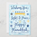 Cartão De Festividades Luz & paz Hanukkah feliz<br><div class="desc">Um cartão judaico do tema de Hanukkah com um menorah, uma estrela de David e um Driedel. O texto lê o desejo lhe da luz & da paz Hanukkah feliz. O fundo é uma luz - o clique azul de Washington da aguarela personaliza-a para personalizar a parte traseira com seu...</div>