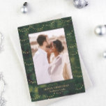 Cartão De Festividades Luzes Douradas | Imagem única elegante<br><div class="desc">Esta carta moderna apresenta um fundo verde esmeralda e rico,  com luzes de fadas de ouro elegantes e falsas,  e a sua foto pessoal favorita no centro.</div>