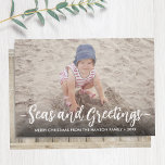 Cartão De Festividades Mares e Saudações Foto de Natal Beach Wood<br><div class="desc">Use sua foto favorita de feriado na praia para criar um belo e divertido cartão de Natal. "Seas and Saudações" está no topo com sua mensagem personalizada na parte inferior. O verso apresenta um impressão de madeira rústico e costeira que ajustado perfeitamente com o tema da praia.</div>