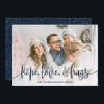 Cartão De Festividades Marinho Elegante De Cheio De Script Foto Da Espera<br><div class="desc">Envie amor esta temporada para sua família e amigos com esses cartões modernos estilados por Orabella Impressões. A camada de texto elegante diz, "esperança, amor e abraços" em azul marinho sobre uma camada branca de gradiente na parte inferior da placa. A parte traseira apresenta pequenos pontos brancos de neve sobre...</div>
