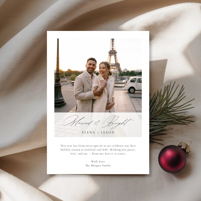 Cartão De Festividades Married & Bright Elegant Script Newlywed Photo (Criador carregado)