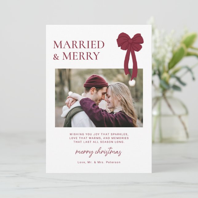 Cartão De Festividades Married & Merry Burgundy Bow Photo Newlyweds (Em pé/Frente)