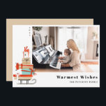 Cartão De Festividades Médio-século Moderno Ilustração do Sled de Natal<br><div class="desc">Médio-século moderno ilustra trenó de Natal e torre de presentes, cartão com fotos de férias. Recursos da placa, foto do solteiro na frente e duas fotos adicionais enquadradas na parte traseira com a coordenação do suporte a cores bege neutro. Linhas de texto de modelo para sua saudação, nome e ano....</div>