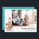 Cartão De Festividades Médio-século Moderno Ilustração do Sled de Natal<br><div class="desc">Médio-século moderno ilustra trenó de Natal e torre de presentes, cartão com fotos de férias. Recursos da placa, foto do solteiro na parte frontal e duas fotos de enquadrado adicionais na parte traseira com o suporte a cores azul-aqua retrorreflector. Linhas de texto de modelo para sua saudação, nome e ano....</div>