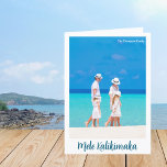 Cartão De Festividades Mele Kalikimaka Beach Photo Family - Letra Folha D<br><div class="desc">Um belo cartão de Natal de praia, com uma fotografia familiar das suas férias na ilha, guardada na esquina por uma bonito flor de Hibiscus tropical, cor-de-rosa adorável, com folhas de palma verdes azuis. Um instantâneo bonito com uma borda branca ao redor da sua fotografia de feriado havaiana. Personalize o...</div>
