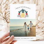 Cartão De Festividades Mele Kalikimaka | Foto de Natal no Havaí<br><div class="desc">Mande cartões de natal para amigos e família, estilo ilha, com nossos cartões com fotos de férias de abacaxi tropical. A design apresenta sua foto favorita com a saudação de Natal havaiana "Mele Kalikimaka" e uma ilustração de abacaxi adornada com flores de poinsettia vermelha e folhas sagradas festivas. Personalize com...</div>
