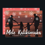 Cartão De Festividades Mele Kalikimaka Hawaiian Beach Foto de Natal<br><div class="desc">Mande o festival de alegria com um cartão de Natal bonito com a saudação escrita à mão no Havaí "Mele Kalikimaka" e flocos de neve desenhados em giz sobre a sua foto favorita de férias da família. A parte de trás tem um padrão de flocos de neve sobre uma cor...</div>