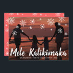 Cartão De Festividades Mele Kalikimaka Hawaiian Beach Foto de Natal<br><div class="desc">Mande o festival de alegria com um cartão de Natal bonito com a saudação escrita à mão no Havaí "Mele Kalikimaka" e flocos de neve desenhados em giz sobre a sua foto favorita de férias da família. A parte de trás tem um padrão de flocos de neve sobre uma cor...</div>