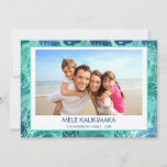 CARTÃO DE FESTIVIDADES MELE KALIKIMAKA HAWAIIAN TROPICAL BEACH FOTO<br><div class="desc">Faux Foil MELE KALIKIMAKA,  incandescente azul e turquesa verde - Cartão de Natal Feliz Natal da Família Palm Tropical Hawaiian. A foto e o nome da família podem ser substituídos nesta simples praia ou férias costeiras Cartão com fotos da família de Natal.</div>