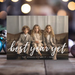 Cartão De Festividades Melhor ano de caligrafia Tipo branco fotográfico<br><div class="desc">Foto de cobertura de cheio com uma sobreposição de tipo - Use uma foto horizontal para fazer uma saudação de Natal exclusiva e moderna com um padrão de pinheiro branco no verso. Este design tem um abstrato com elementos pintados e uma fonte manuscrita. Se precisar mover alguma coisa, clique no...</div>