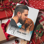 Cartão De Festividades Melhor Pai de Cachorro do Mundo<br><div class="desc">Quem disse que os cartões de Natal não podem falar? O nosso faz! Para um pai que aponta para o seu cão, o nosso cartão "Melhor Pai do Mundo" não só mostra a sua fotografia favorita, como também vem com uma doce nota do seu amigo de quatro patas. Prontos para...</div>